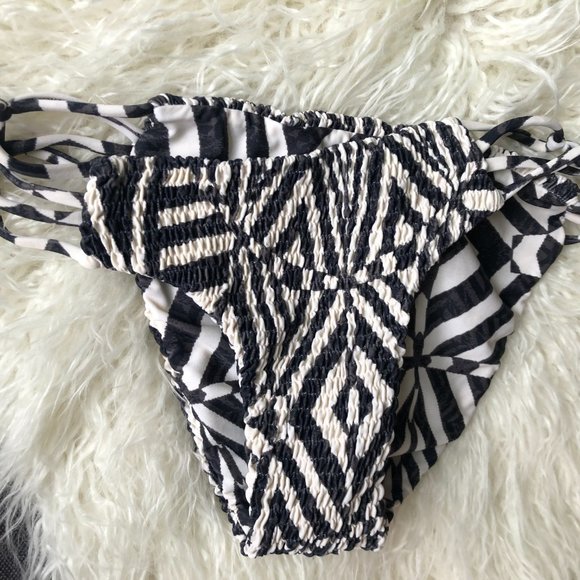 Alice and Olivia Bikini - Picture 3 of 8